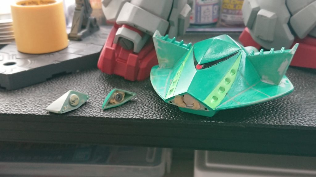 はじめはエメラルドグリーンに塗装してマスキングしてから蛍光グリーン吹いてからマスキングテープを剥がすと…塗装が剥がれて失敗してたので筆塗りに変更しました。