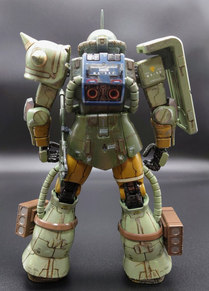 なんかピントがあってない？？あ、初めてのプラバンを使用した機体でもあります！足、肩、盾らへんですかね。