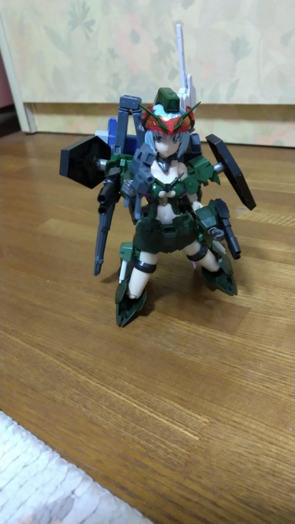 スカートアーマーの影響で片膝立ちが不可能となってしまいました……進化の弊害という奴ですww防御力が上がった反面可動範囲が狭まるというジレンマ……!予定では両サイドのスカートアーマーも稼働できるようにしたかったのですが、可動パーツを入れると横に広がり過ぎるため断念しました……。という訳で、片膝立ちではなく、両膝立ち。またはガンキャノンの砲撃ポーズみたく両手を付いても良さそうですがなんか消されそうだからヤラナイww