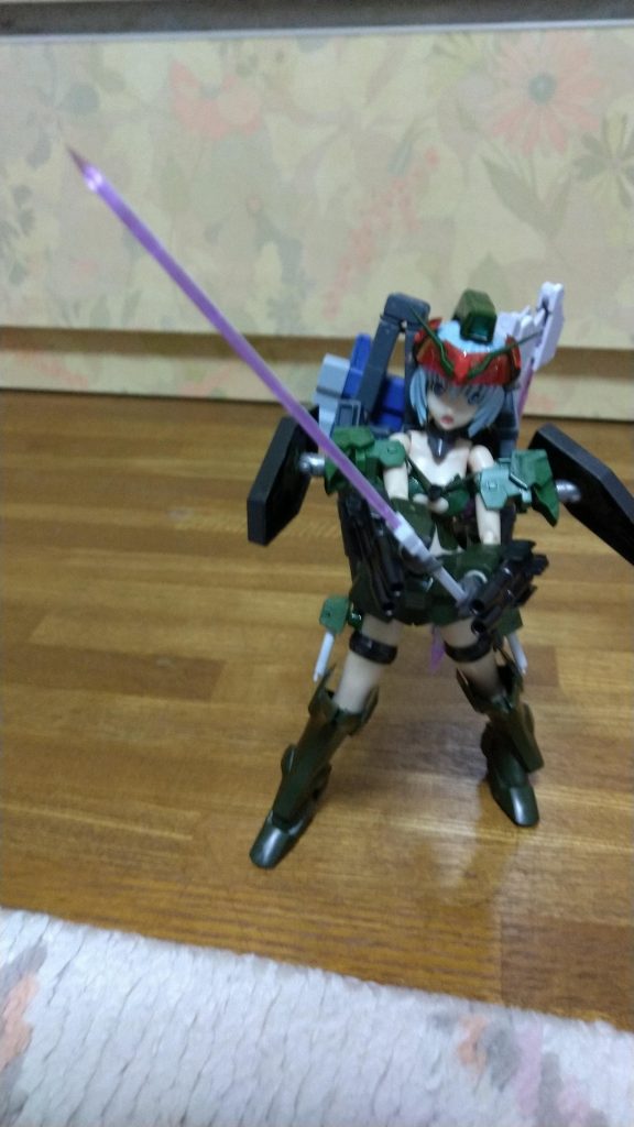 武装はベリルショットランチャーからサムライマスターソードに変更。これはコマンドクアンタを若干意識してみました。しかしながらフレームアームズガールの手には柄が太すぎる……ガッチリとホールドはされますがね。