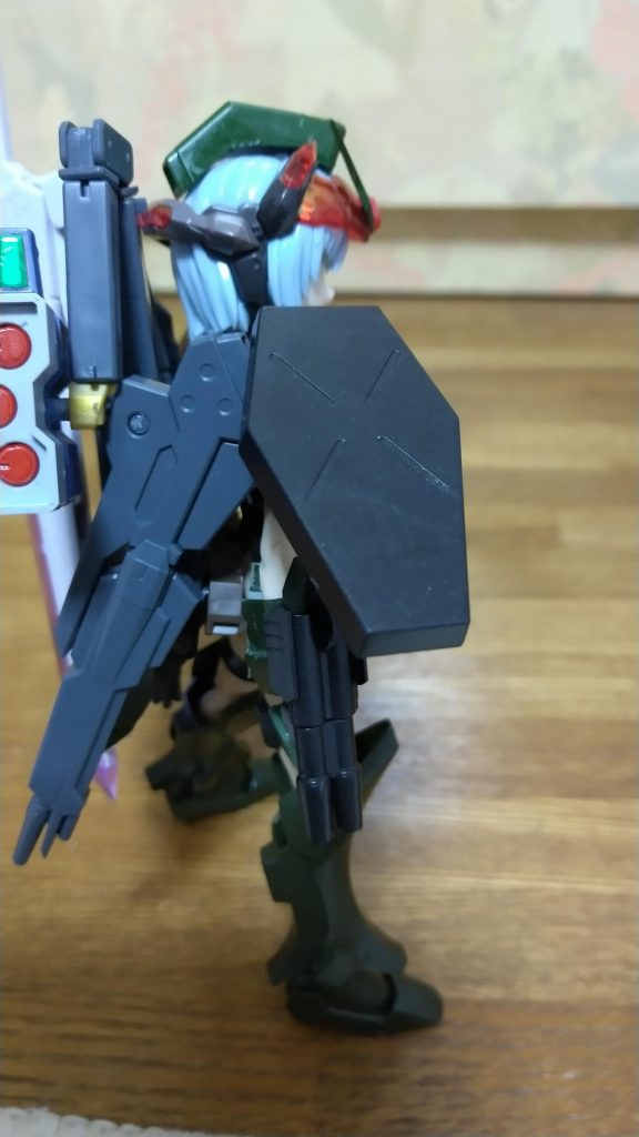 画像では分かりにくいかもしれませんが、フレームアームズガールの足首の軸パーツを使っているため盾は上下に稼働します。本当ならフレキシブルアームを使いたかったのですが、余ってなかったのです……(´・ω・`)
