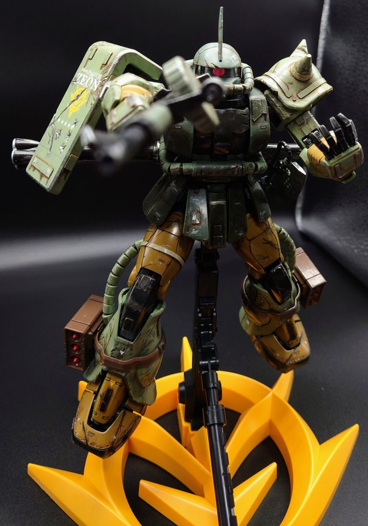 ポージングとってみました。ZAKUなのに、ZAKUだけど台座が豪華★そして全く汚れてない。よしとしてください!