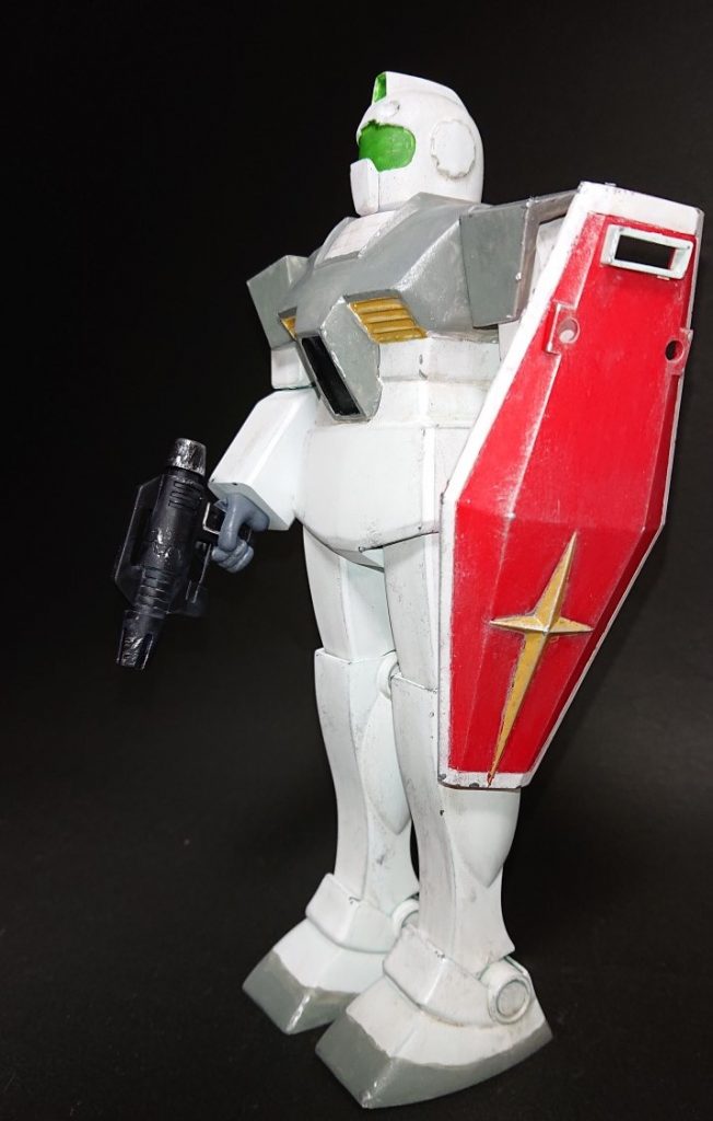 前回制作したRG Hi-νガンダムにかなり力を入れたので、気楽に作りたいなぁ…と割とお手軽仕様です。合わせ目消し以外の工作は行っていません。