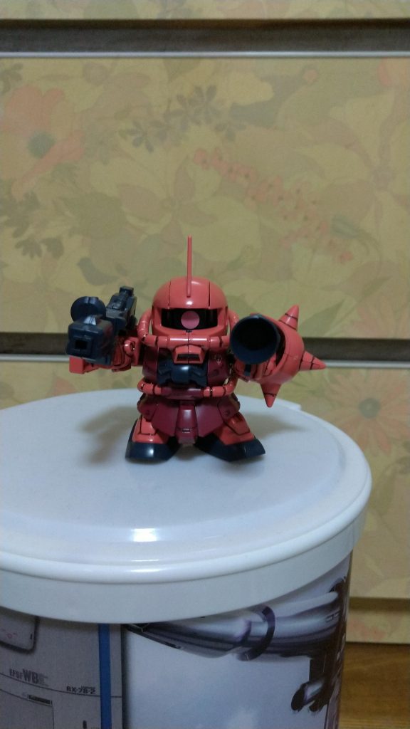 武装はザクマシンガン、ヒートホーク、ザクバズーカに加えてビームバズーカが付属。ビームバズーカはリックドム用のパーツらしいですが、ザクにビームバズーカとは恐ろしい……!ザクがこんなの標準装備してたらガンダムは1話か2話で撃墜されてしまいますww3話目からシャアが主人公の作品になってたかも知れません(;・∀・)MSの性能が戦力の決定的な差ではないと事を教えてやるっ!