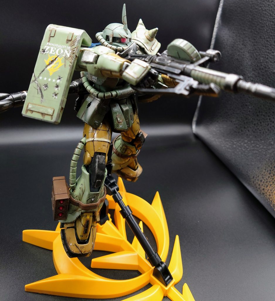 自宅ではシャーザクとガンダムもセットで飾ってます。1年戦争、ジオラマ風。いつか載せようかな。