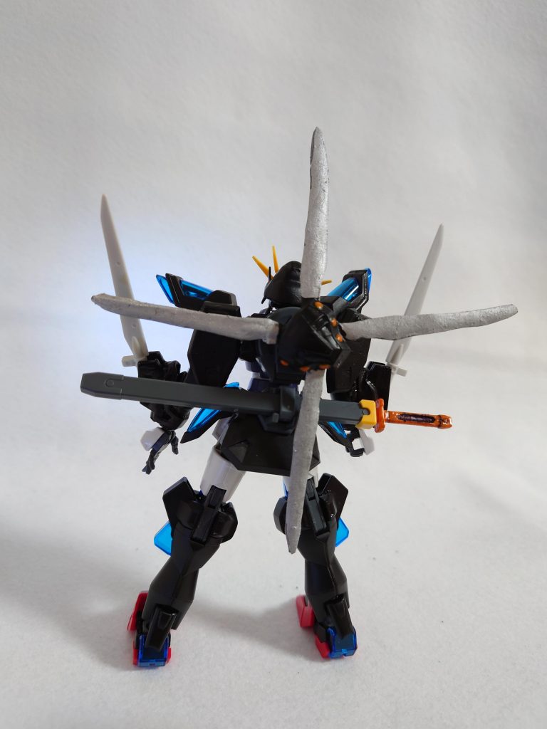 手裏剣は背面に設置可能できる様、3mm棒を加工しました。頭のヘルメットもシュピーゲルに見たてて、パテで形状変更しています。