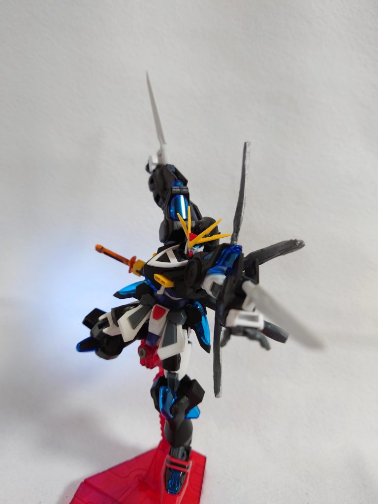 可動範囲が優秀なので、アクションポーズが決まります!ただ、改造のせいで関節の渋みやポロリが激しい箇所があり、次回の課題となっています!