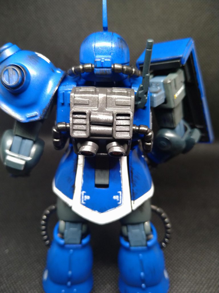 バックパックはキットのままだと、スッキリし過ぎなので、プラ材と市販のバーニアパーツでディテール追加。ついでに傭兵仕様で通信力向上のアンテナも追加。