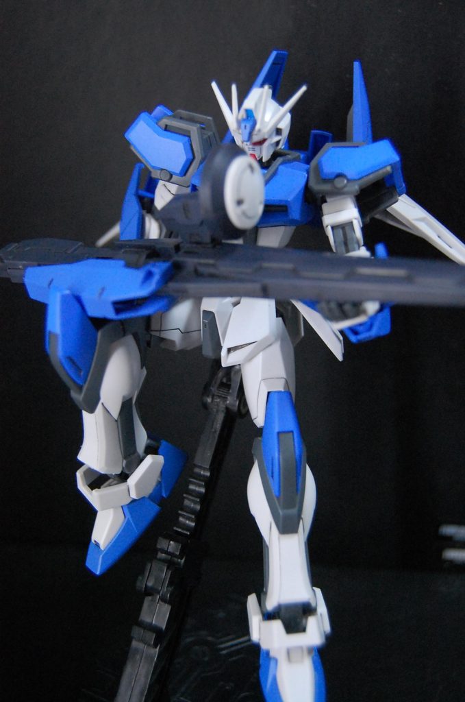 　ゼータやSガンダムみたいなロングライフルを一文字に構えるポーズが好きなので、無理やりそれっぽく撮ってみました。でかい武器を足などで固定するポージングは面白そうなので他でもやってみたいです。