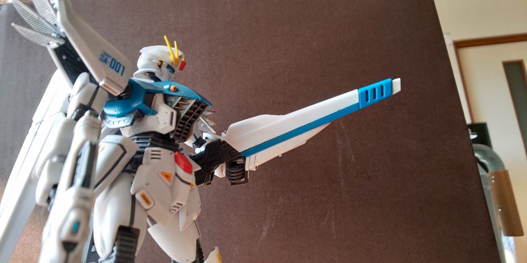 マーキングは少なめ。半光沢です。