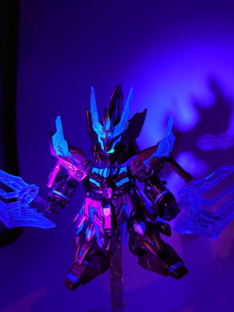 ベースデザインのサザビーがサイコフレーム機なことから、青部は全て蛍光ブルーを吹いて光らせました。