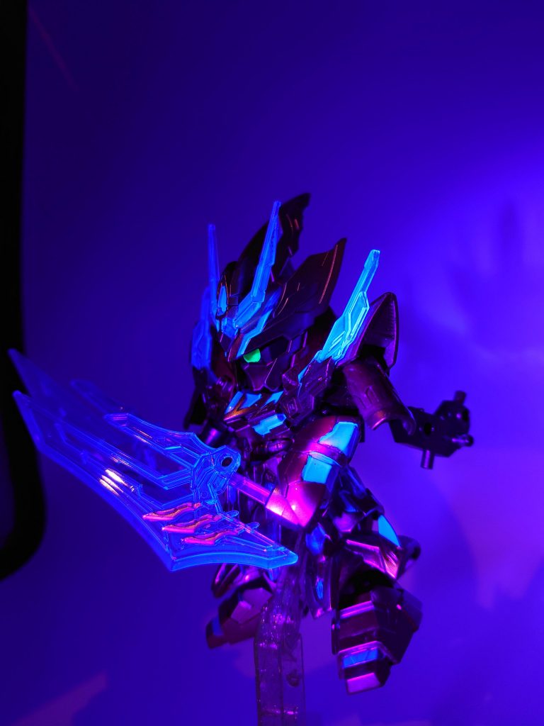 モノアイがシールだった為、丸ごと削ぎ落として、Hアイズの緑を張り付けてあります。