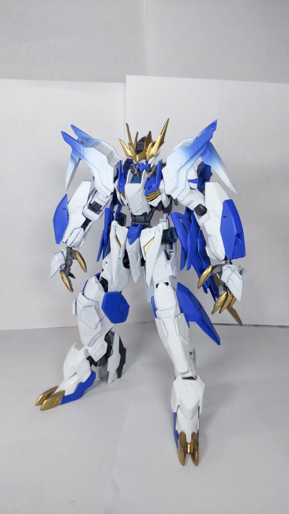 まずは正面大きな変更点は腕と肩の形状変更し、サイドアーマーを大型化しています