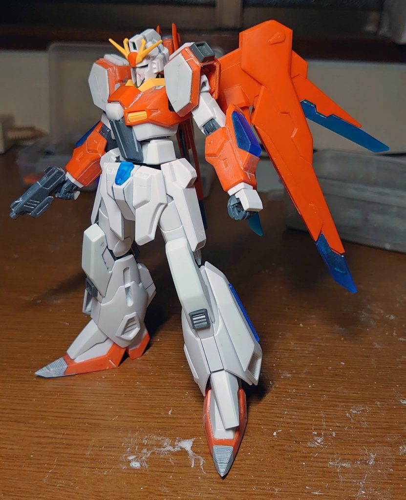 Zっぽくないところは切ったり削ったり。プラ板やプラ棒を貼り付けたり。頭は長くしてセンチネルっぽくしてみたり、フロントアーマーが藤田版に似てたのでリスペクトして足先伸ばしたり…。ヒザは旧MGのZガンダムのヒザを上下逆にして取り付け。スイカバーは何かのビームライフルのエネルギーパックを加工して接着。胴体部は接続軸が折れたので修正ついでに1.5mmほど延長してます。バックパックやシールドもZっぽいものが用意できれば良かったのですが手持ちのジャンクに無かったのでここはもう少し何とかしたかったところです。でも、別にいいのです。偽物ですから。