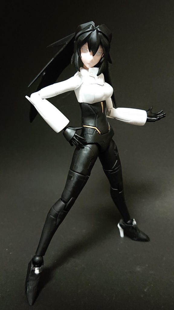 工作中その１。顔と前髪以外、かなりモビルドール仕様に振ったスタイルだったのでそこそこ工作を頑張りました。髪の後部をパテ盛り&削って滑らかにしたり、肩や武装まわりを丸くして人間らしい体形にしたり、逆に毛先やブーツ周辺を尖らせたり。