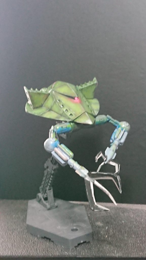 右腕の爪をプラ板とパテで大型化してます。