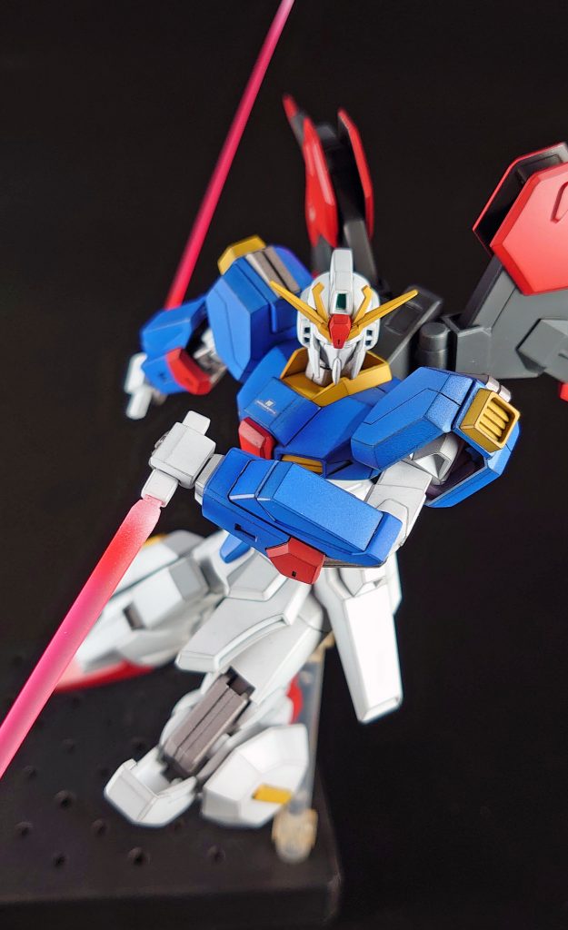 偽物なのでビームサーベルは逆手に持ちます。ちなみに変形もしません。偽物なので。