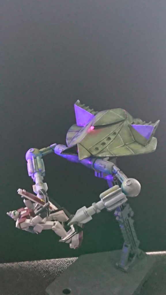 ジムを襲ってます。モノアイは蛍光ピンクに塗装したので、試しにブラックライト当てると、面白い表現になりました。ジムは昔集めてたジーサイトとかってやつです。