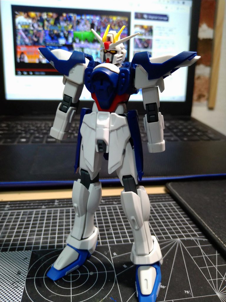 当初は成形色仕上げを目標に、フリーダムガンダムの胴体にウイングガンダムの特徴である、ウイングが付いたバックパックを使用したかったんですが、簡単には取付出来ずに断念‥部分塗装を前提に胴体+バックパックをウイングガンダムより。頭部+手足をフリーダムガンダムでミキシング。特別プロポーションの変更等はしていません(汗)