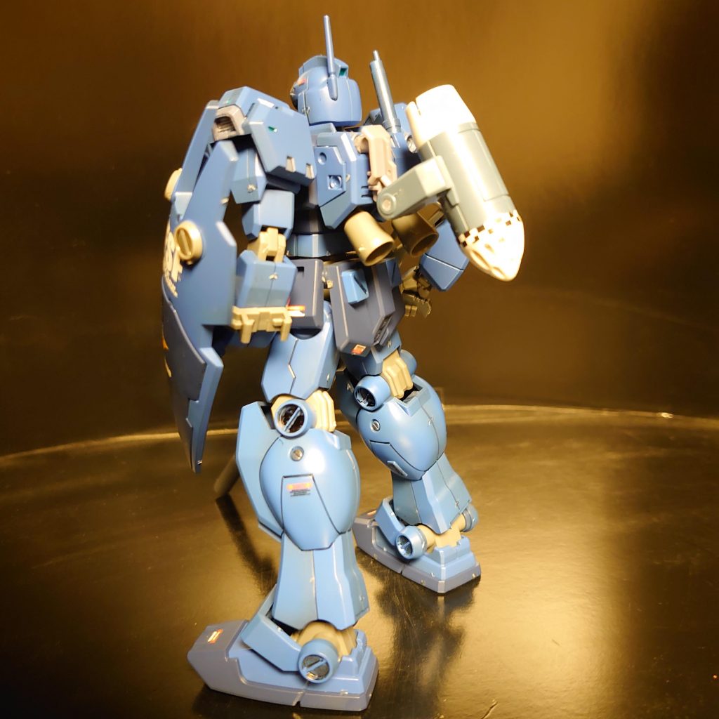 せっかくなので背面に穴をあけてスプレーミサイルランチャーを装着。