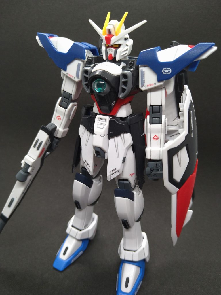 塗装は胴体部やウイング部を、