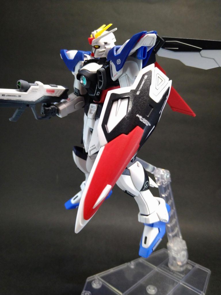 最後はウイングガンダムのパケ絵みたいに。