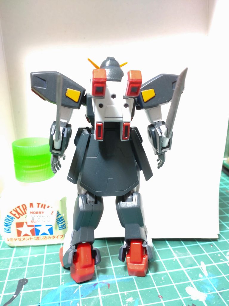 後ろ。後ろのスカートに黄色のモールドがあるはずなのに省略されてますね。作り終えた後に気づきました(笑)