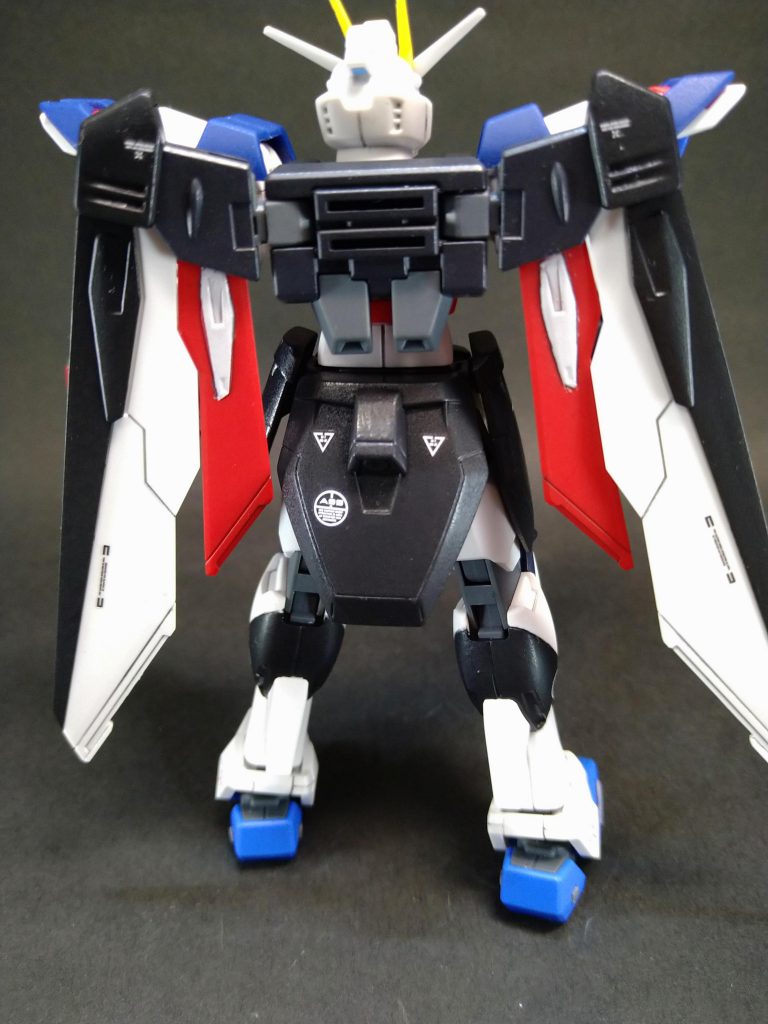 ウイングの赤パーツ、設定通りの白で仕上げるのに少し苦労しました。