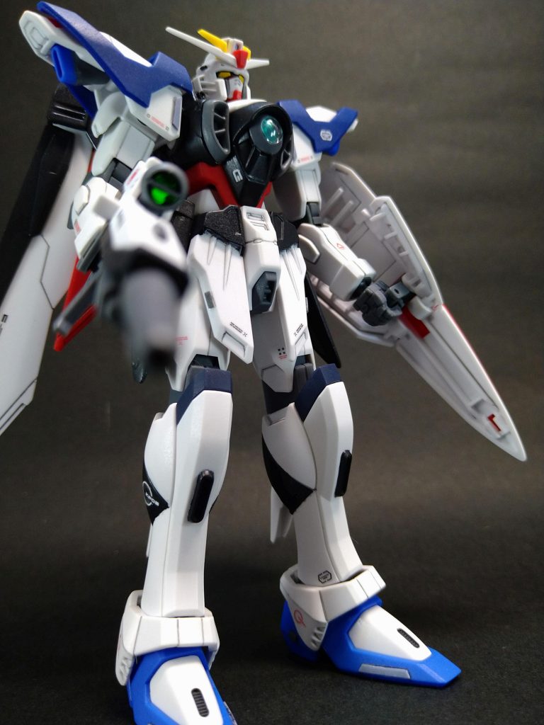 足部や肩部には、ヘアーアイロンで作った成形色プラ板を貼付けでお手軽ディテールアップ。