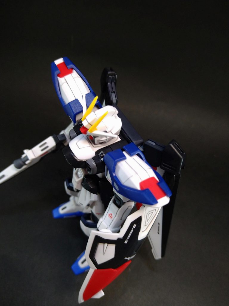 フリーダム肩パーツには、ウイングガンダムの肩パーツから青いカバーを取付。そのままじゃ取付できなかったので、半分に分割して取付ました(汗)以下、何枚か