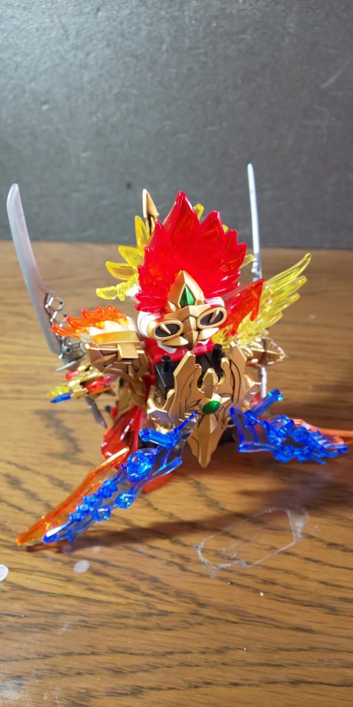 どうせならブルーフレームの武器も持たせたい。マウント箇所が欲しい。って事でアカツキのバックパックを使用。良い感じにマウントしつつマントのように出来ました。