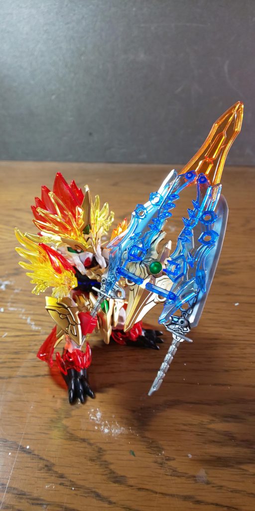 全ての武器を合体させた大剣モード。メモリ3枚差しで超必殺技を放つイメージです。 共通フレームだったり、武器系パーツに3mm穴が多いので、組み換え遊びがはかどりますね!