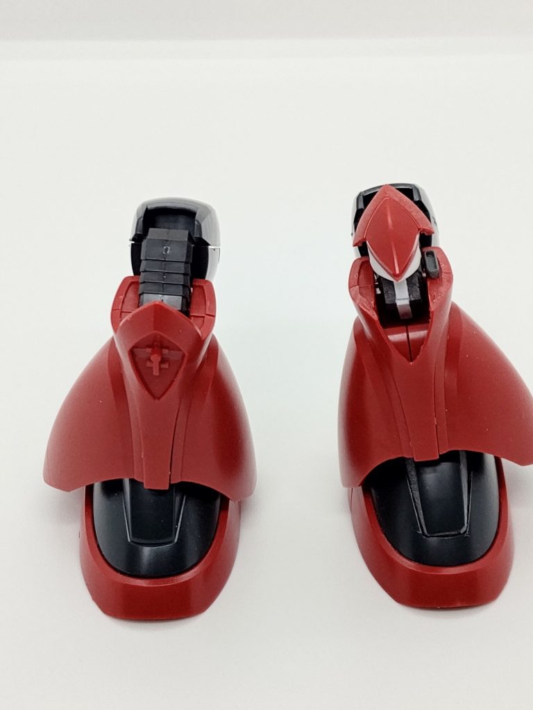 膝は最近のキットのように太ももの動きに追随するようにして