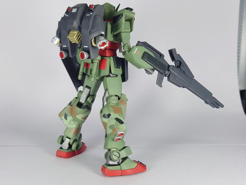 背中バックパックと脚部スラスターで高機動っぽく