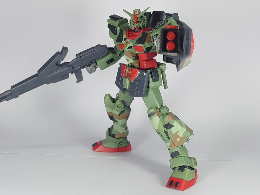 シールド裏に取り付けたミサイルポッドはプラ板で制作しました