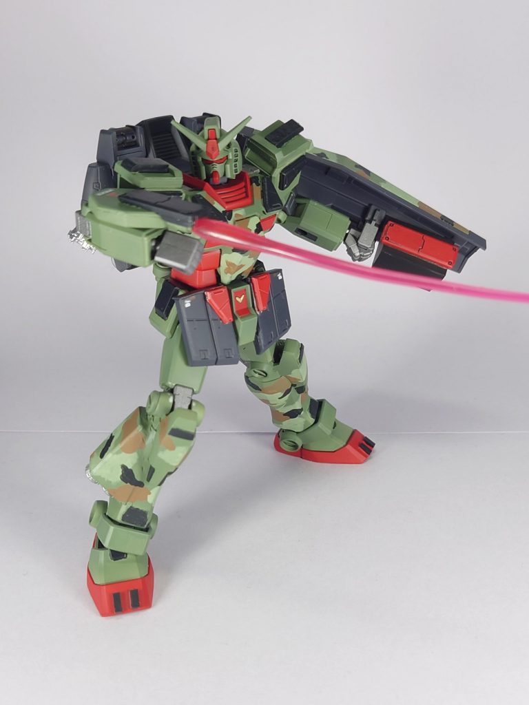 ビームサーベルボックスプラ板を重ねて加工してカットしたサーベルを取り付けています