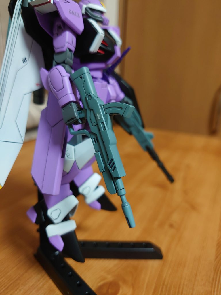76ミリ重突撃機銃。キットの物でなく、シグーディープアームズの余剰品。そのため右腰のラックにマウント出来なかったりします。