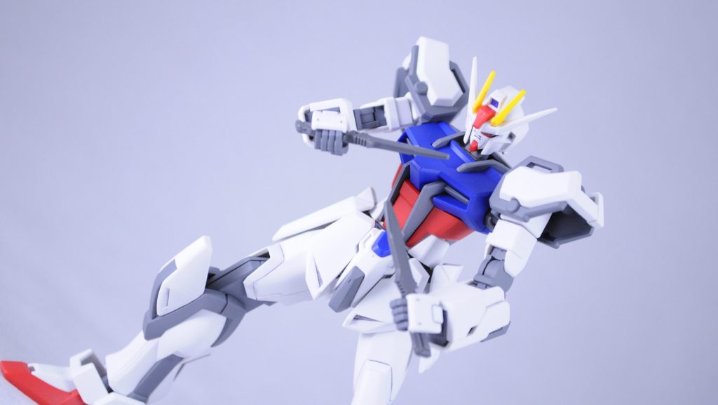 青はクレオスのガンダムカラー、MSブルーとMSレッド、フレームはメカサフライト。いずれも半艶塗料なので艶消しコートしてません。まあ、こだわったらきりないのがプラモという趣味ですが、これくらいあっさり作るのも楽しいと思っています。自分が満足ならそれでいいんですよ。