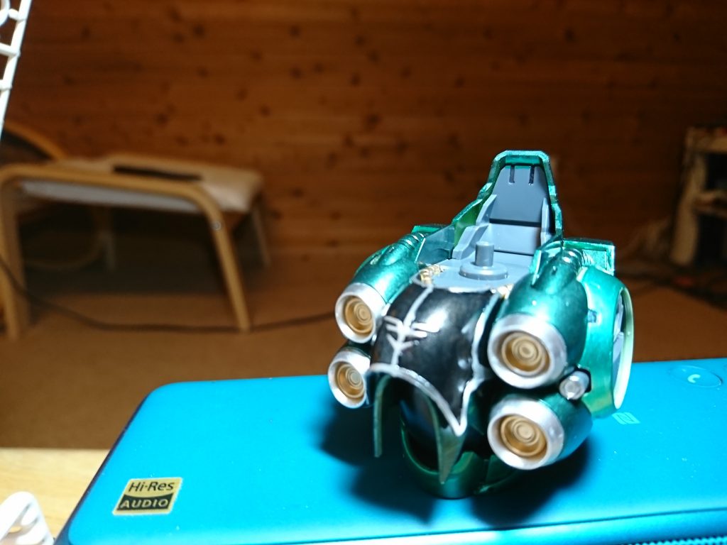 ガンダムマーカーは乾燥が早く塗料を大量に出せなかったので、ペン先の塗料を筆に取って塗るを何度も繰り返して塗りました