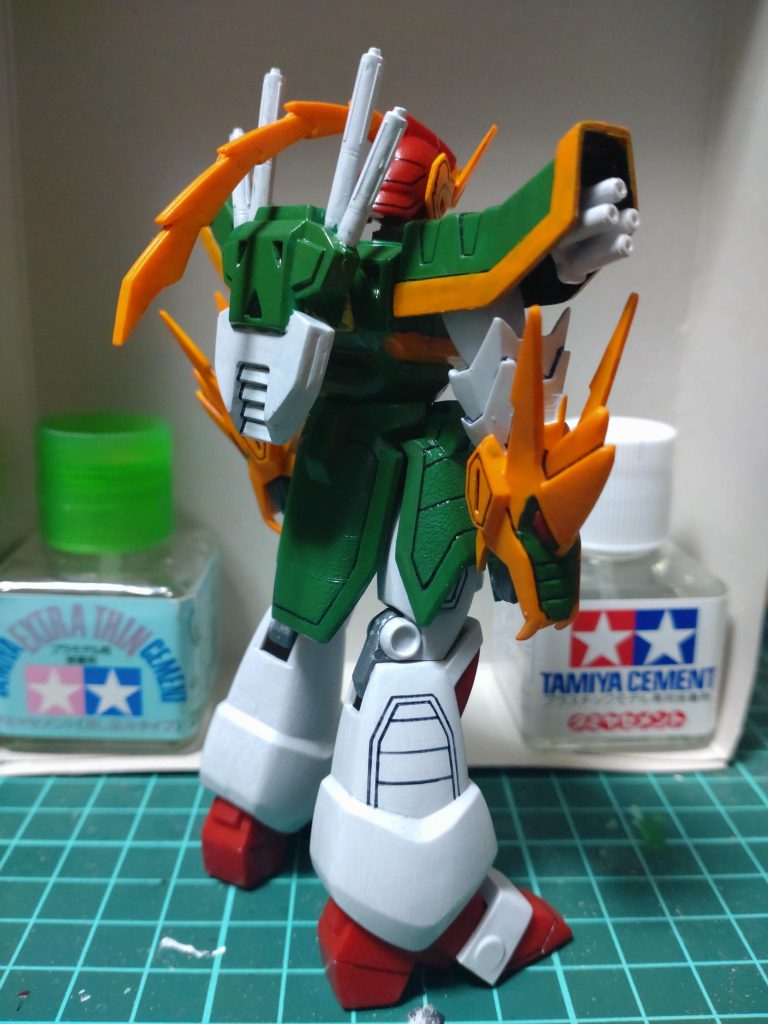 バックシャンドラゴンガンダムは尖った部分が多いデザインなので削って尖らせてる…つもり(笑)