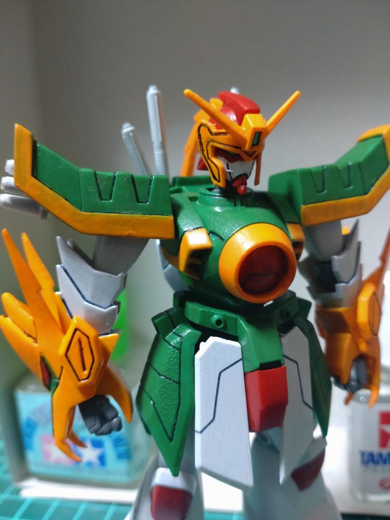 頭部はフェイスガードの接続ピンを切り離し、目つきを悪くする感じで目深に接着。