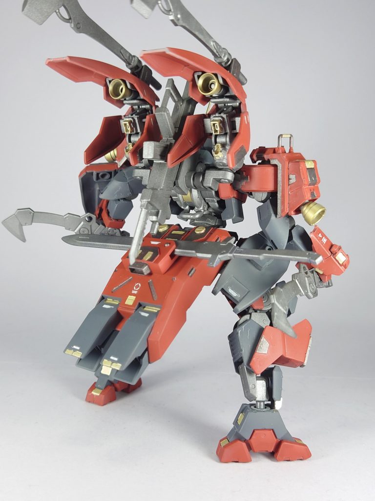 背中のバインダーを展開する事で高速移動形態になります