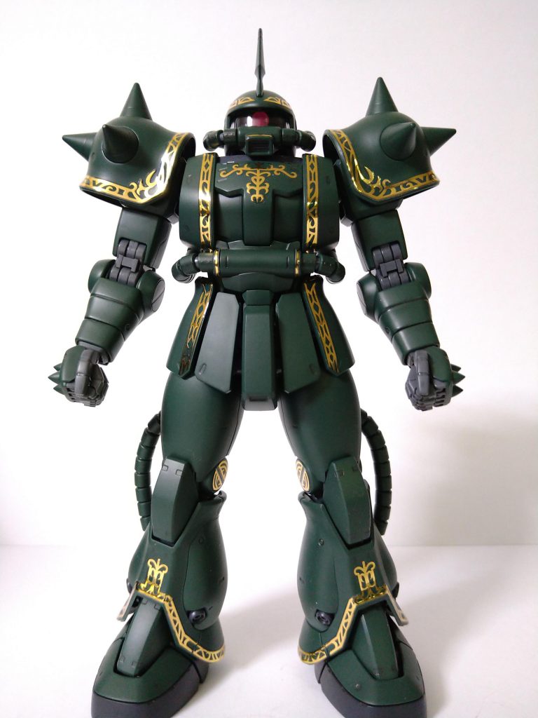 前。本来はエメラルドグリーンが指定色でしたが、金キラシールが映える色を考えると暗緑色以外には思いつきませんでした。ドズル兄やんの屈強なイメージも損ないませんしね。