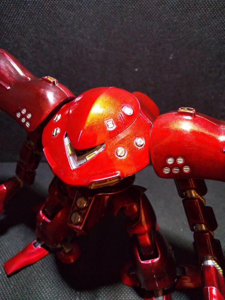 シャア専用ザクの水転写デカールを貼り、初めてメタルパーツを取り付けて見ました。全部で44個付けました。数えてびっくりしました…(笑)ピンバイスで穴あけもしたので、これには疲れましたね…(ToT)