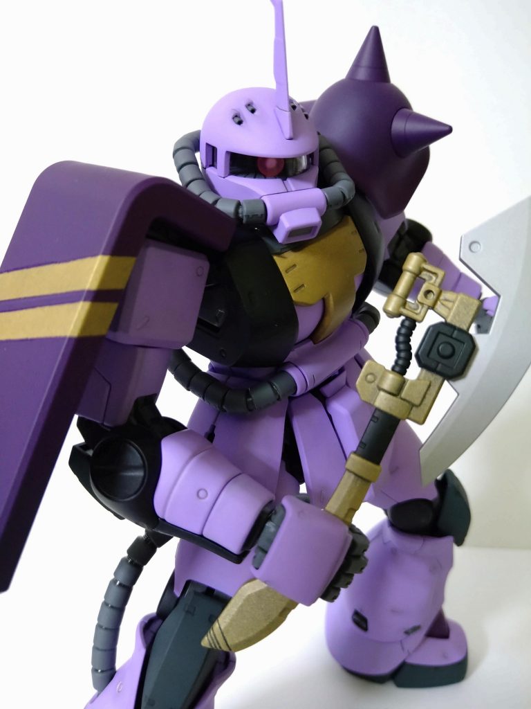 紫をベースにしつつも、『君の金色に輝く髪こそ云々。。』ってな流れから、機体の中心にドンと金色を配置。さすがは世紀のバ○ップル(笑)更にシールドにも金色のレジメンタルストライプを施してド派手にアピールしますが、右上がりの【英国式】にしてしまい(【米国式】は右下がり)、エッシェンバッハの親父さんは更にヘソを曲げた、という脳内設定です。マ・クベが見れば、『ふっ、宇宙世紀などとうそぶいてみても。。』となる事でしょう。