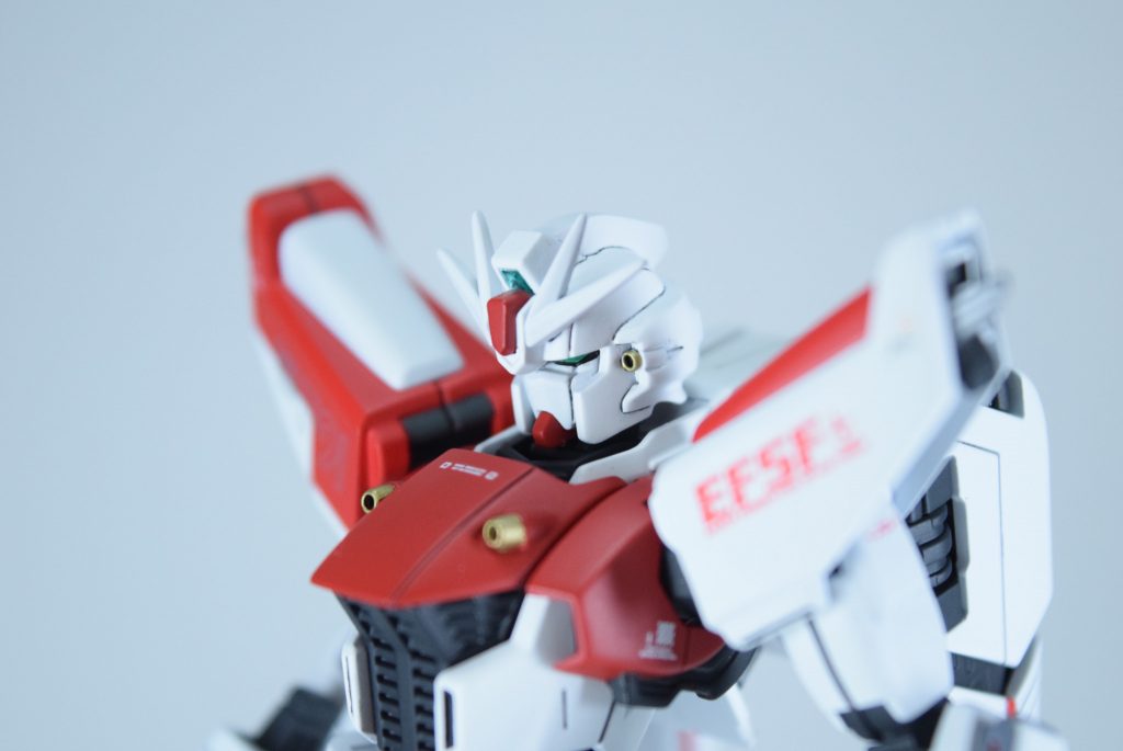 鼻?のダクト、膝の三角などは埋めました。hgの顔はあまり好みではなかったので、丁度良かったです。胸のダクトは延長2mm延長、腕は1mm短縮しています。