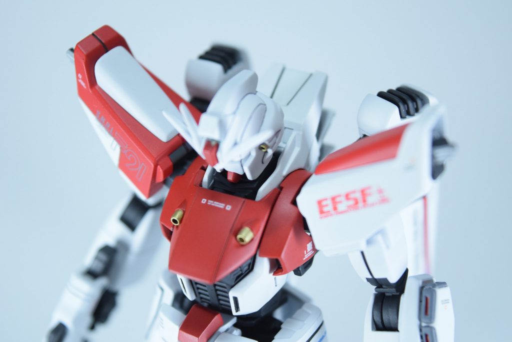 肩は右側だけイマジン仕様。左の91は、埋めて掘る直前にテスト機にしようと思ったので、苦し紛れに連邦デカールを貼りました。案外良い感じですかね。上側の赤も気にいっています。