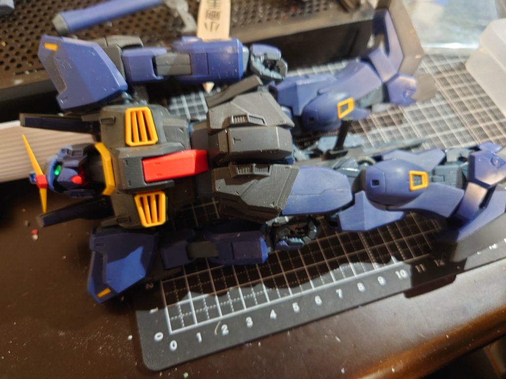 二体のパーツの綺麗な部分をかき集めて、なんとかガンダムMk-Ⅱにできた際の写真。左足は折れていたので、この後修復を行いました。