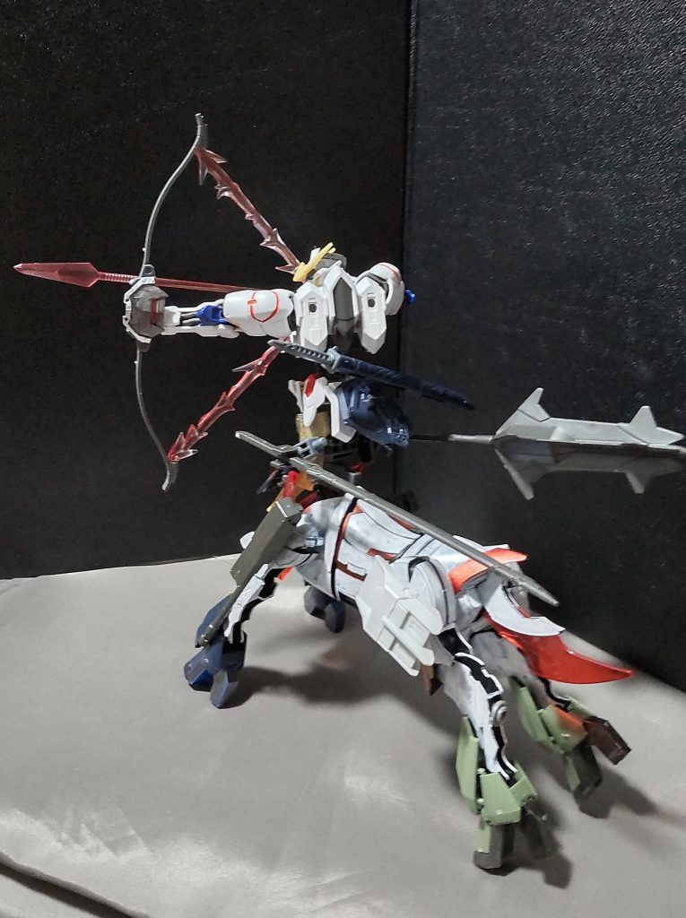 弓矢使用時のリアビュー上半身の向きによっては背面打ちポーズもできます。