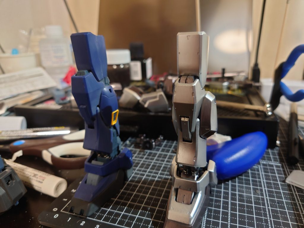 塗装前後の比較写真。片方のジャンクは合わせ目消しをしようと努力した形跡があり、変形したり抉れてしまっている部分もあったので、ヤスリやプラ板などで修復しました。